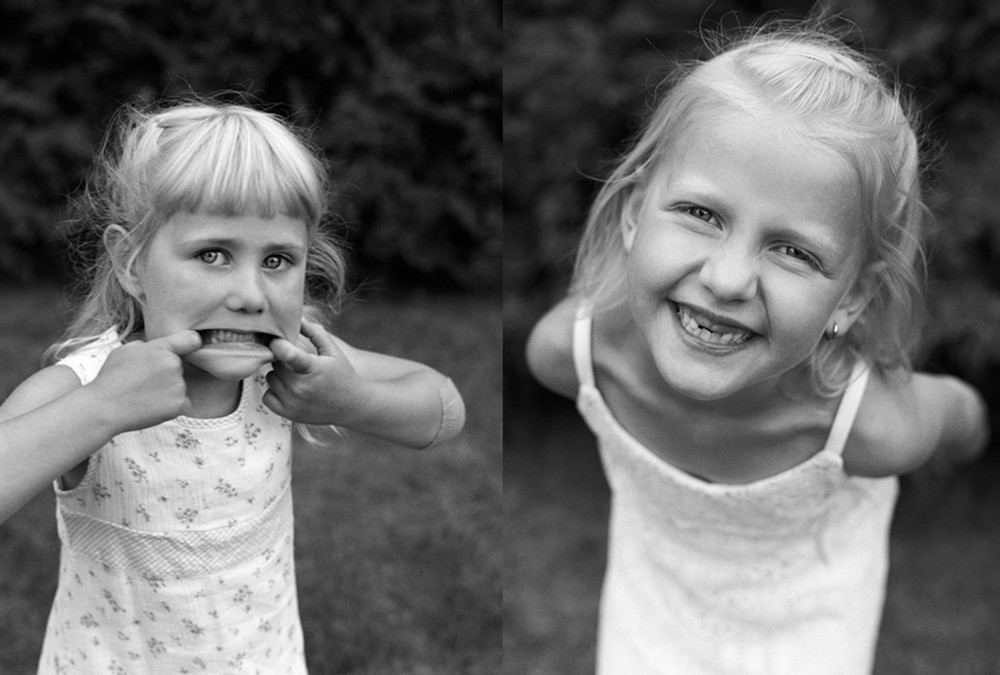 Ella & Vilma – barnporträtt i svartvitt