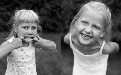 Ella & Vilma – barnporträtt i svartvitt