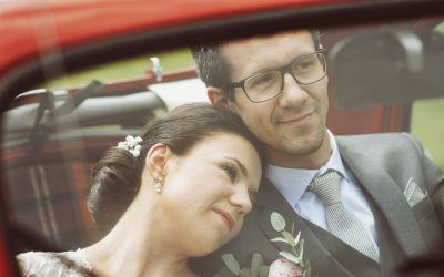 Bröllop i Tyresö med röd vintage bil
