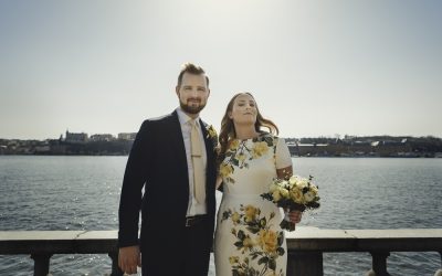 Vårvigsel i blommig klänning i Stockholms stadshus